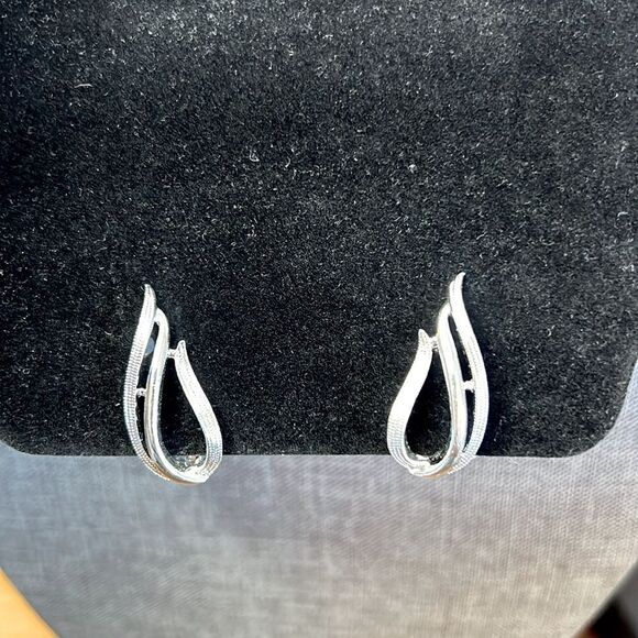 Lovely Sarah Coventry Openwork Swirl Design Clip-On Earrings - Picture 2 of 4